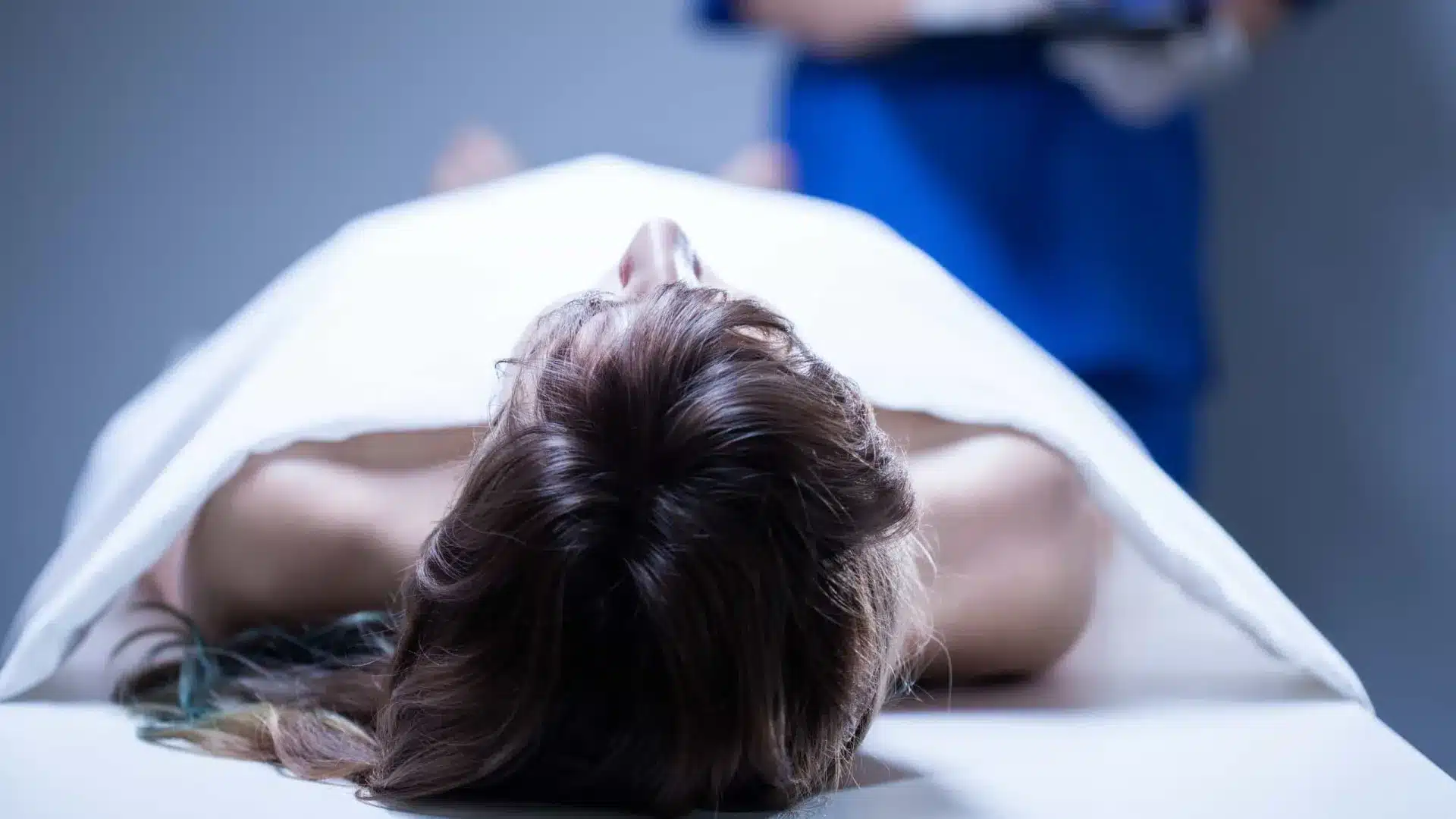 L'autopsie révèle qu'un homme a battu sa petite amie à mort. La PJ l'a déjà arrêté.