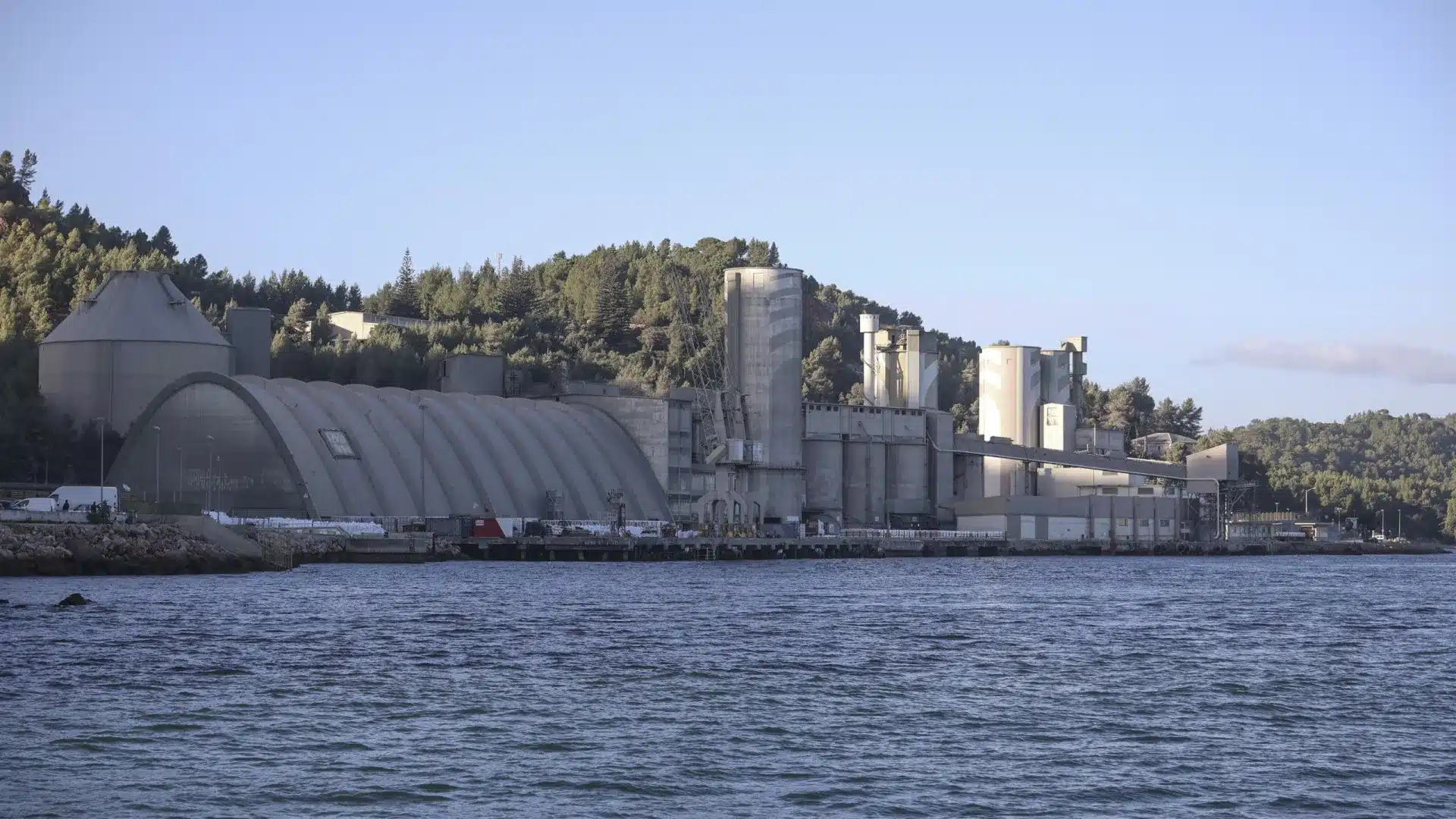 L'Autorité de la Concurrence donne le 'feu vert' à l'achat de Secil par Cementos Molins.