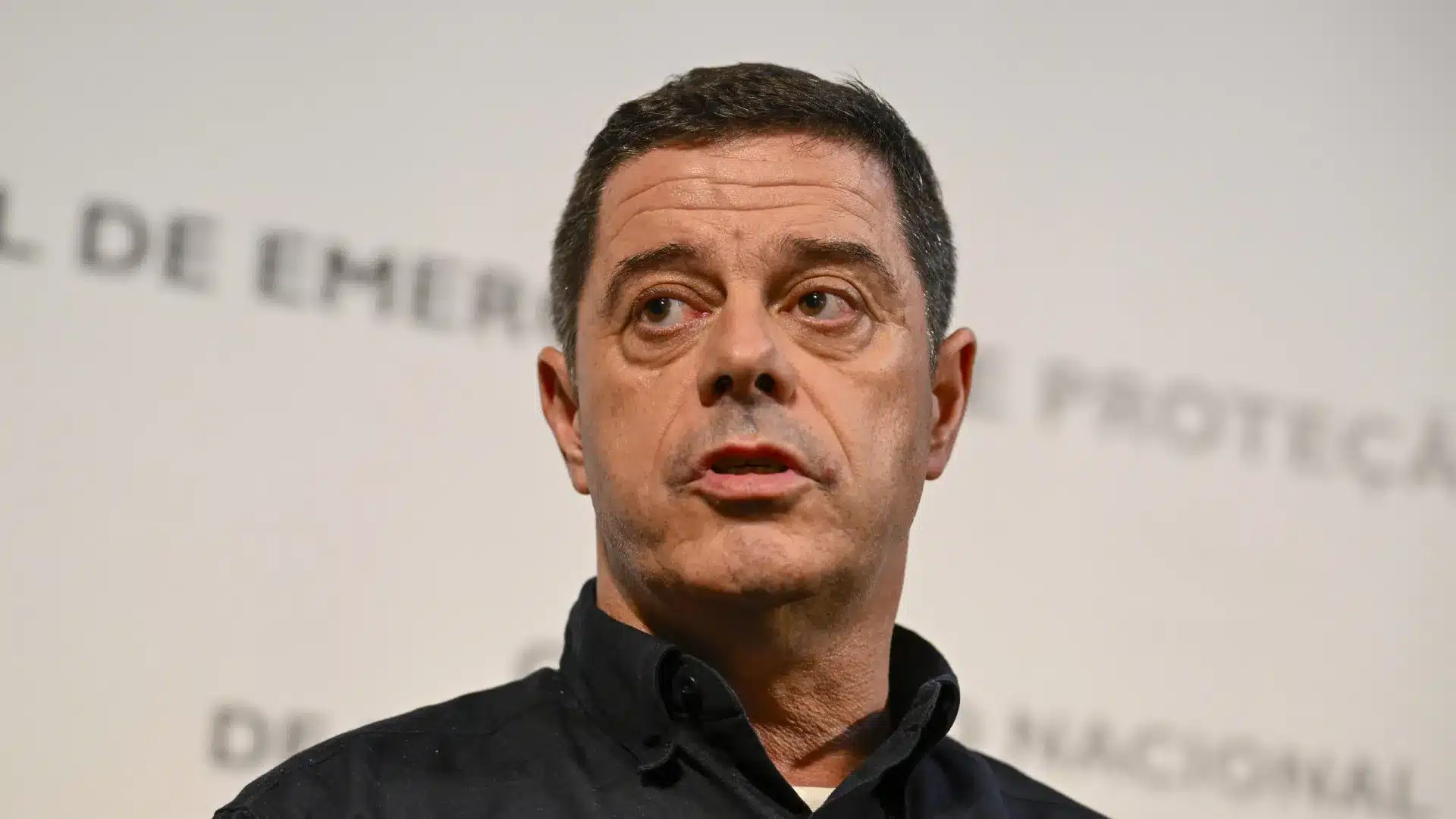 Le commandant national de la protection civile hors du pays pendant les tempêtes.