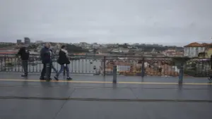 Le Douro a débordé à l'aube et a envahi les rives de Porto et Gaia.