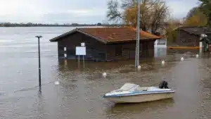 Le fleuve Tage continue de baisser et commence à révéler la destruction.