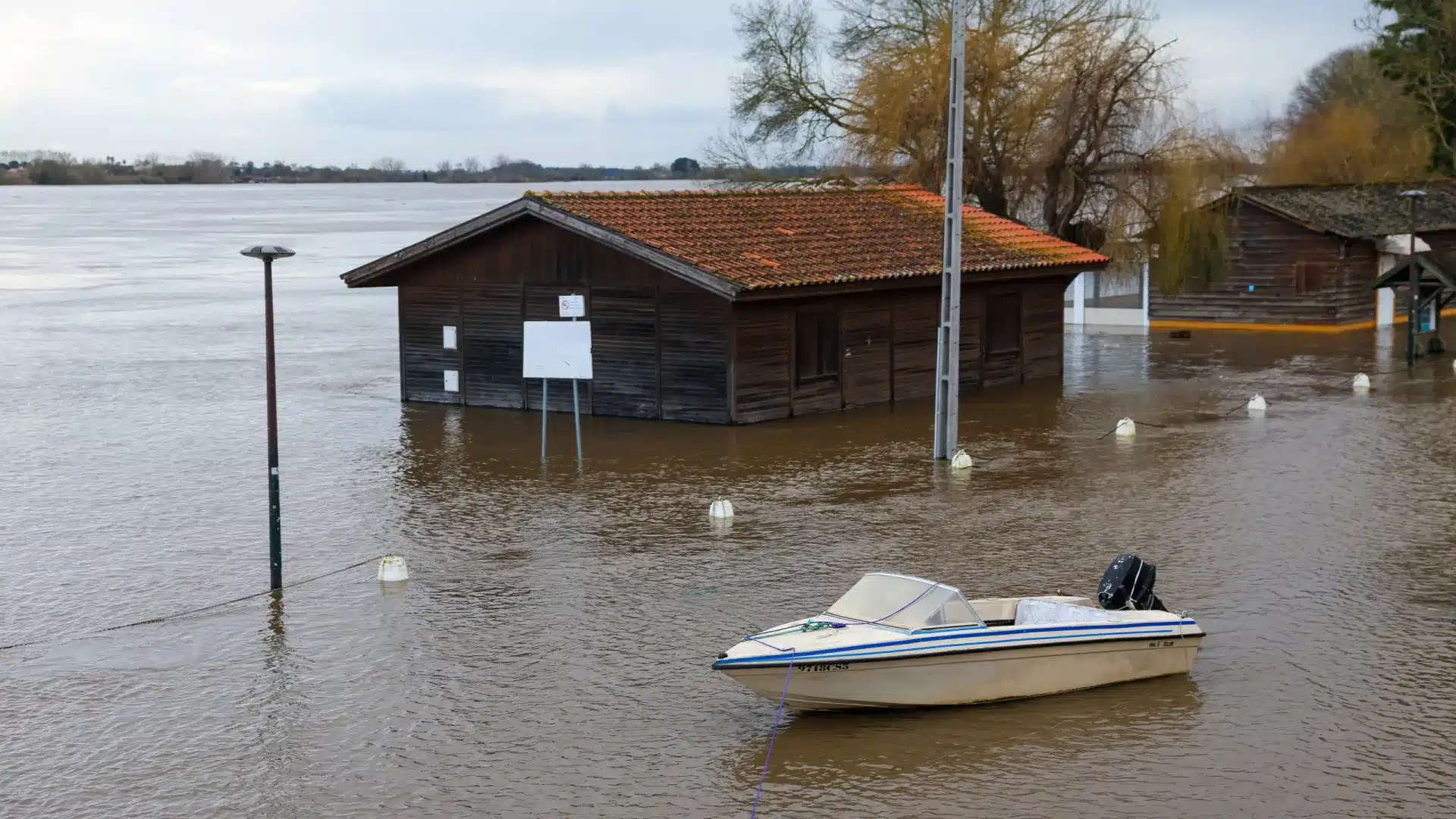 Le fleuve Tage continue de baisser et commence à révéler la destruction.