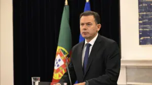 Le gouvernement condamne les "attaques injustifiables" de l'Iran et appelle "à la retenue".