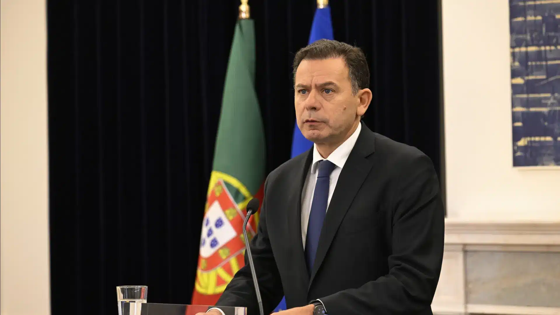 Le gouvernement condamne les "attaques injustifiables" de l'Iran et appelle "à la retenue".