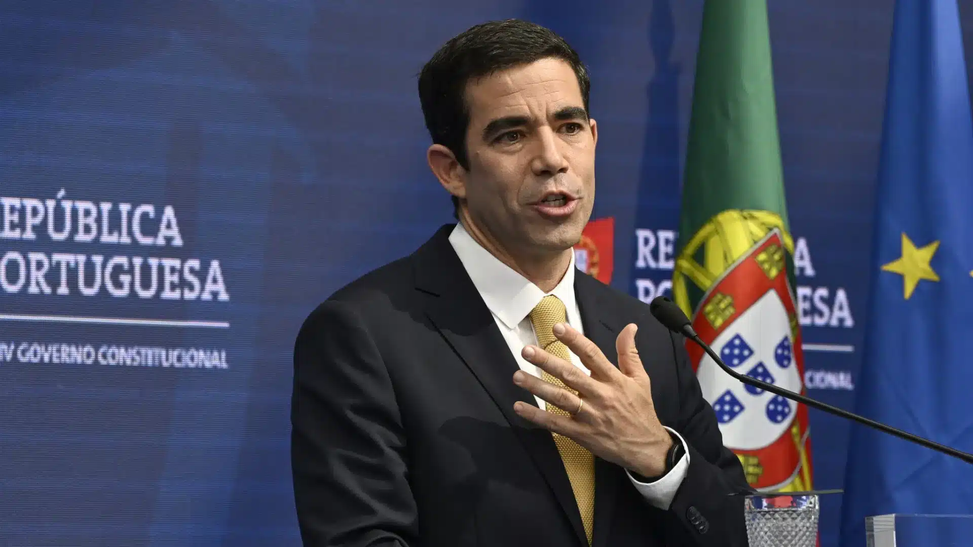 Le gouvernement veut des temps d'antenne sur les radios locales lors des élections.