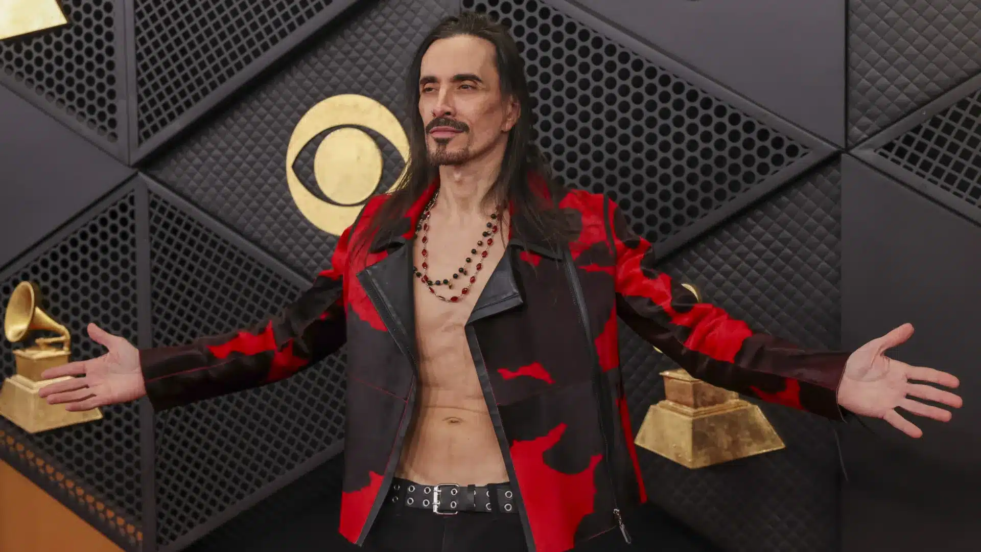 Le guitariste portugais Nuno Bettencourt remporte un Grammy pour sa performance dans "Changes".