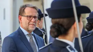 Le MAI affirme qu'il ne tolérera pas les comportements "déviants" des policiers.