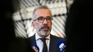 Le MNE recommande aux Portugais en Iran de rester chez eux.