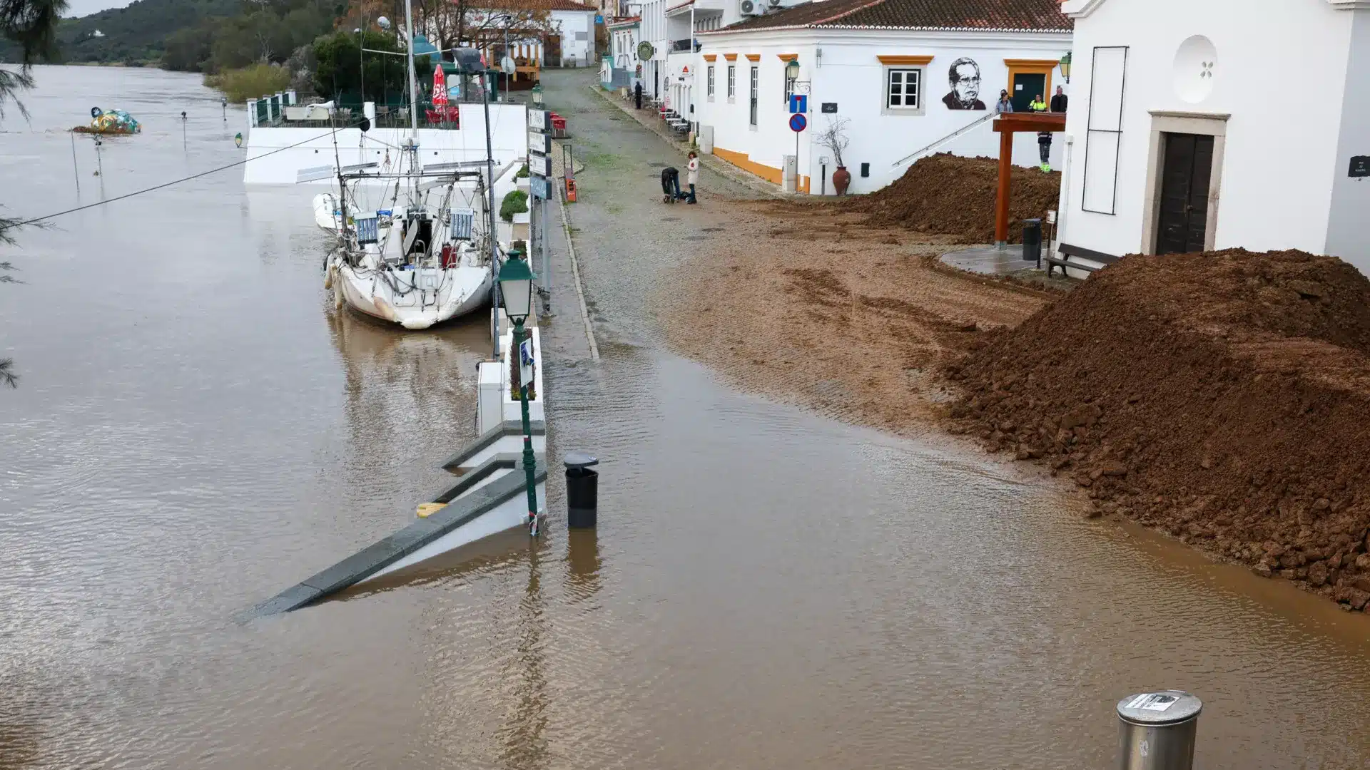 Le niveau du Guadiana baisse, mais les inondations persistent dans le village d'Alcoutim.