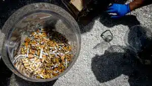 Le PCE demande aux municipalités d'appliquer la loi sur les mégots : "Personne ne respecte".