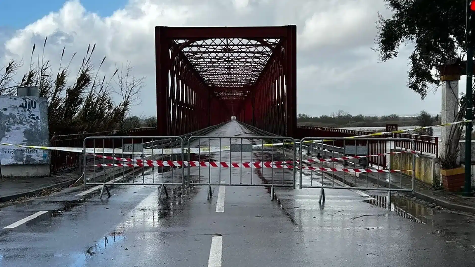 Le pont de Chamusca a rouvert mais le maire alerte sur le "chaos".