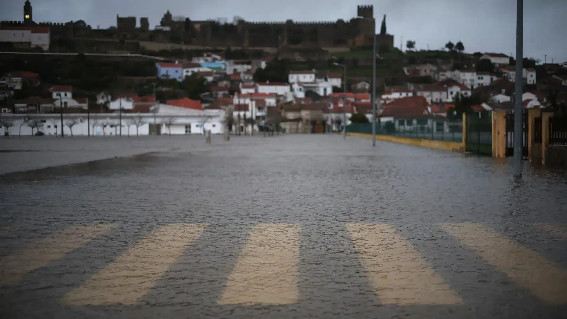 Le Premier ministre admet de nouvelles ruptures dans la digue près de Coimbra.