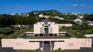 Le président du parlement açorien déclare qu'investir dans l'enfance est une décision stratégique.