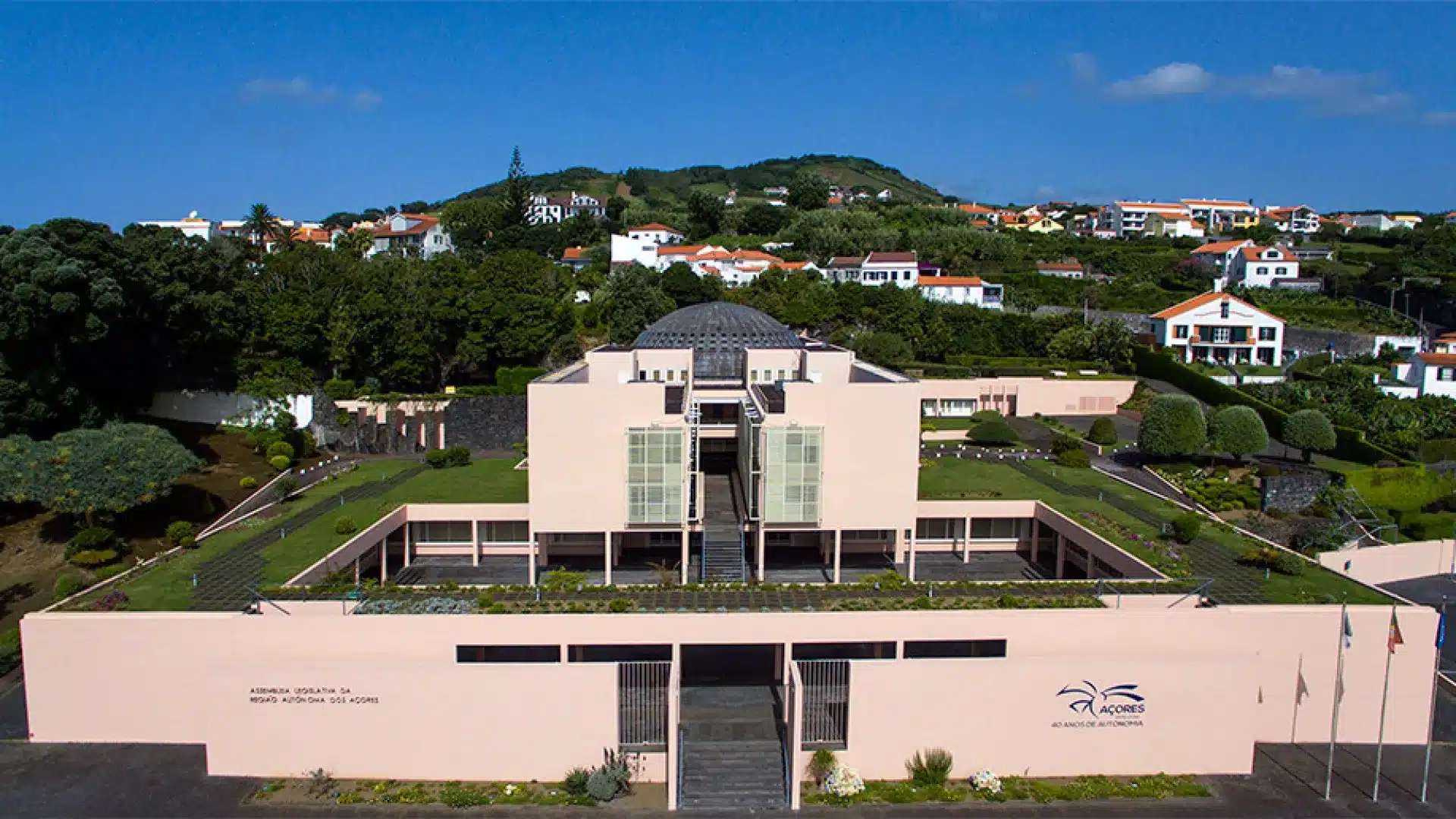 Le président du parlement açorien déclare qu'investir dans l'enfance est une décision stratégique.