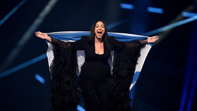 Le représentant de l'Espagne à l'Eurovision 2024 montre sa poitrine pour la Palestine.