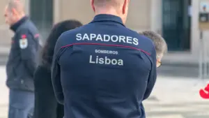 Le syndicat des pompiers professionnels alerte sur le "chaos dans le secours" à Lisbonne.