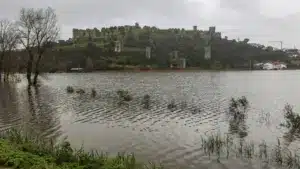 L'eau a baissé de 5 à 6 centimètres à Montemor-o-Velho, mais devrait monter.