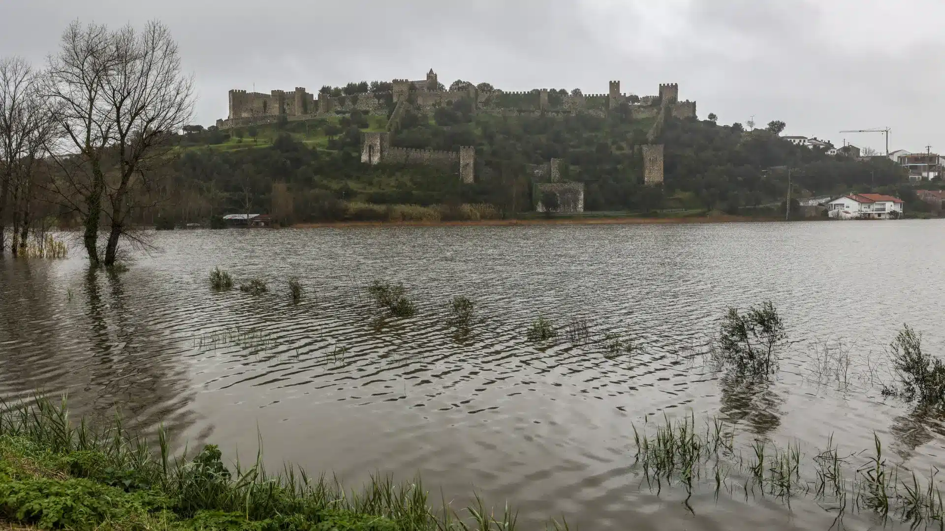 L'eau a baissé de 5 à 6 centimètres à Montemor-o-Velho, mais devrait monter.