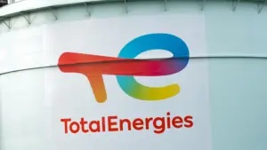 Les bénéfices de TotalEnergies chutent de 17 % en 2025 à 11 000 millions.