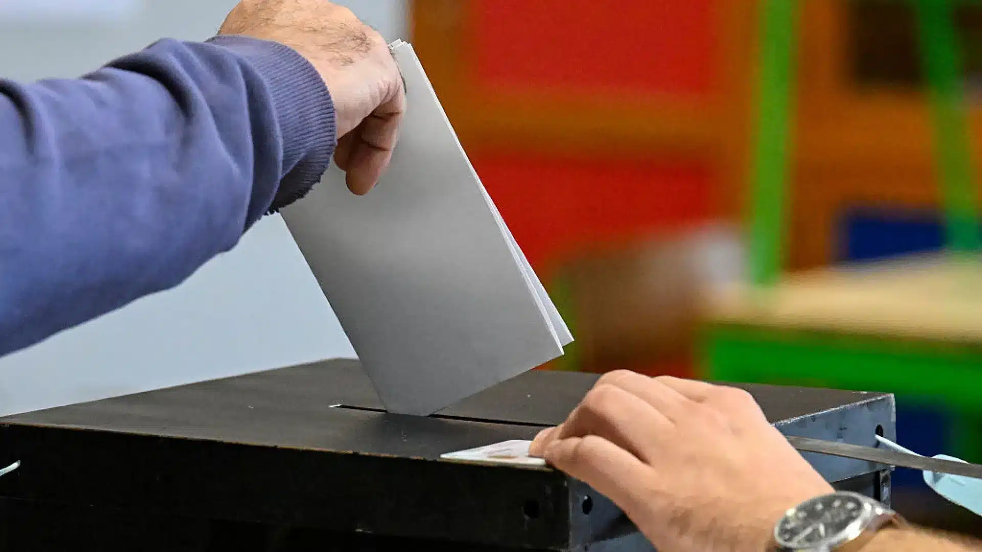 Les émigrants en Californie paient pour se déplacer afin de pouvoir voter au second tour.