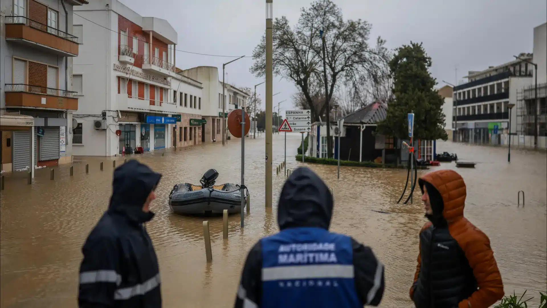 Les Forces armées ont sauvé aujourd'hui 83 personnes et 15 animaux.
