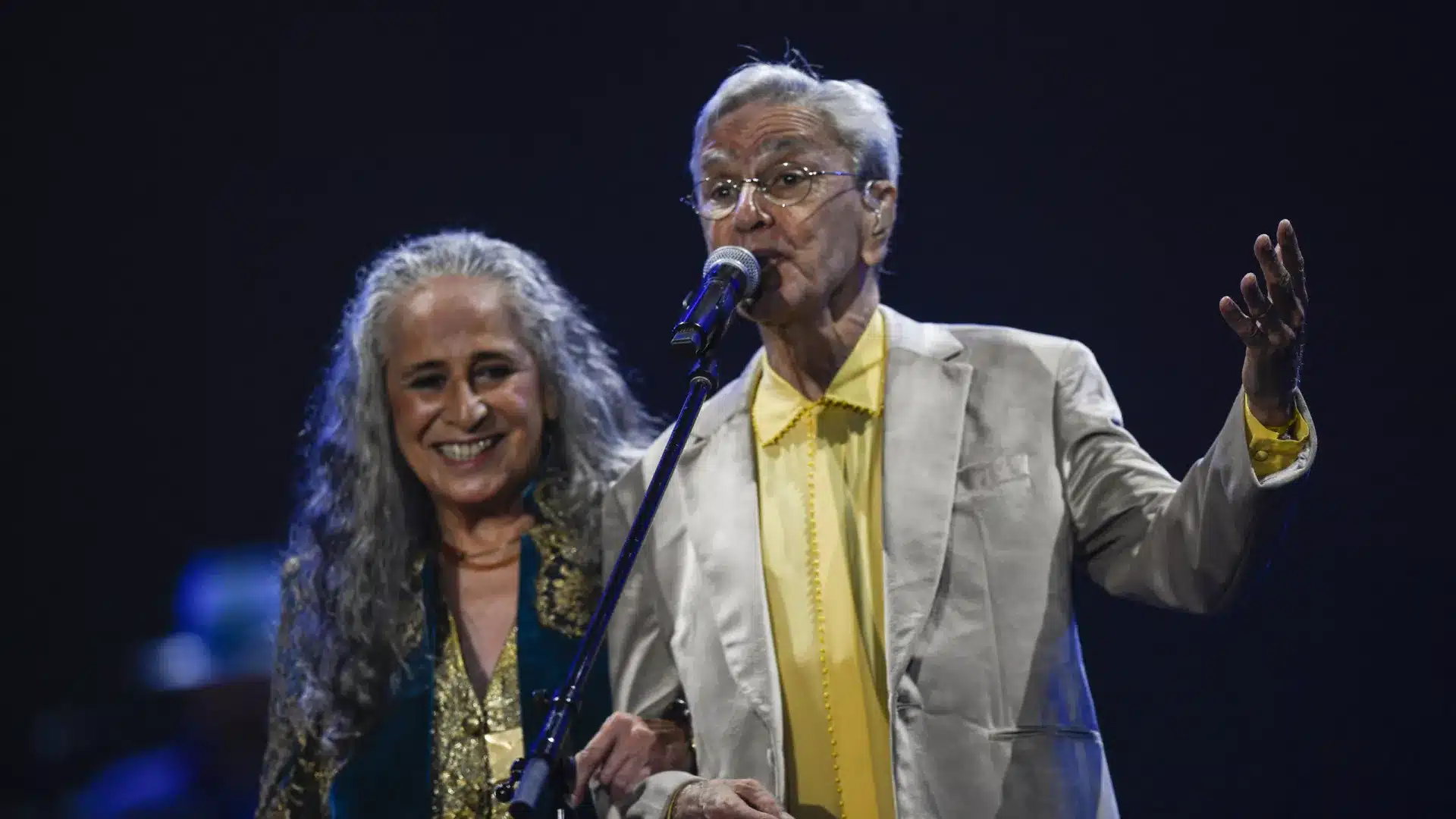 Les frères Caetano et Bethânia remportent le Grammy du Meilleur Album de Musique Globale.