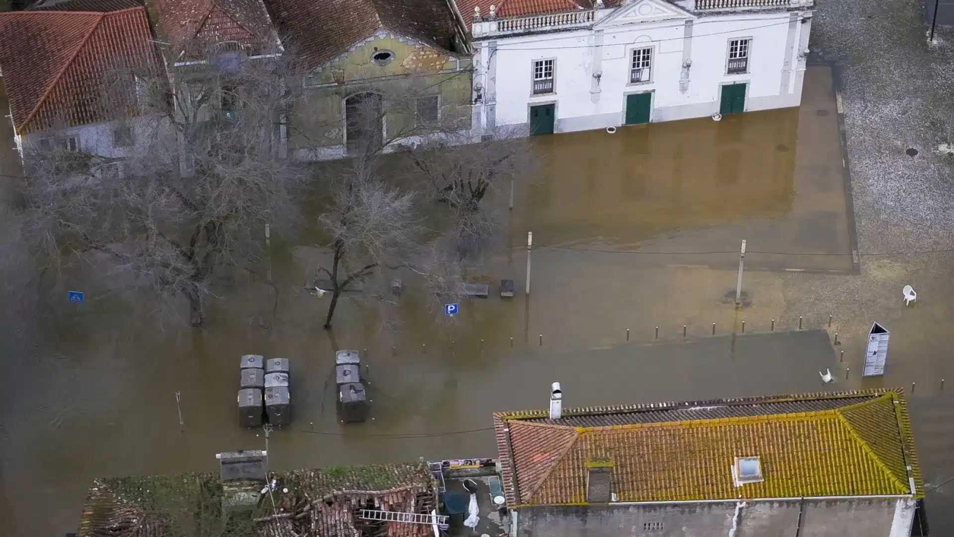 Les inondations exposent la fragilité du réseau routier et des traversées du Tage à Santarém.