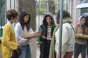 Les jeunes demandent une lutte contre la crise climatique avec un bulletin de vote secondaire.