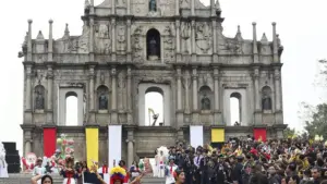 Les marches gagnantes des saints populaires se produisent à Macao lors du Nouvel An lunaire.