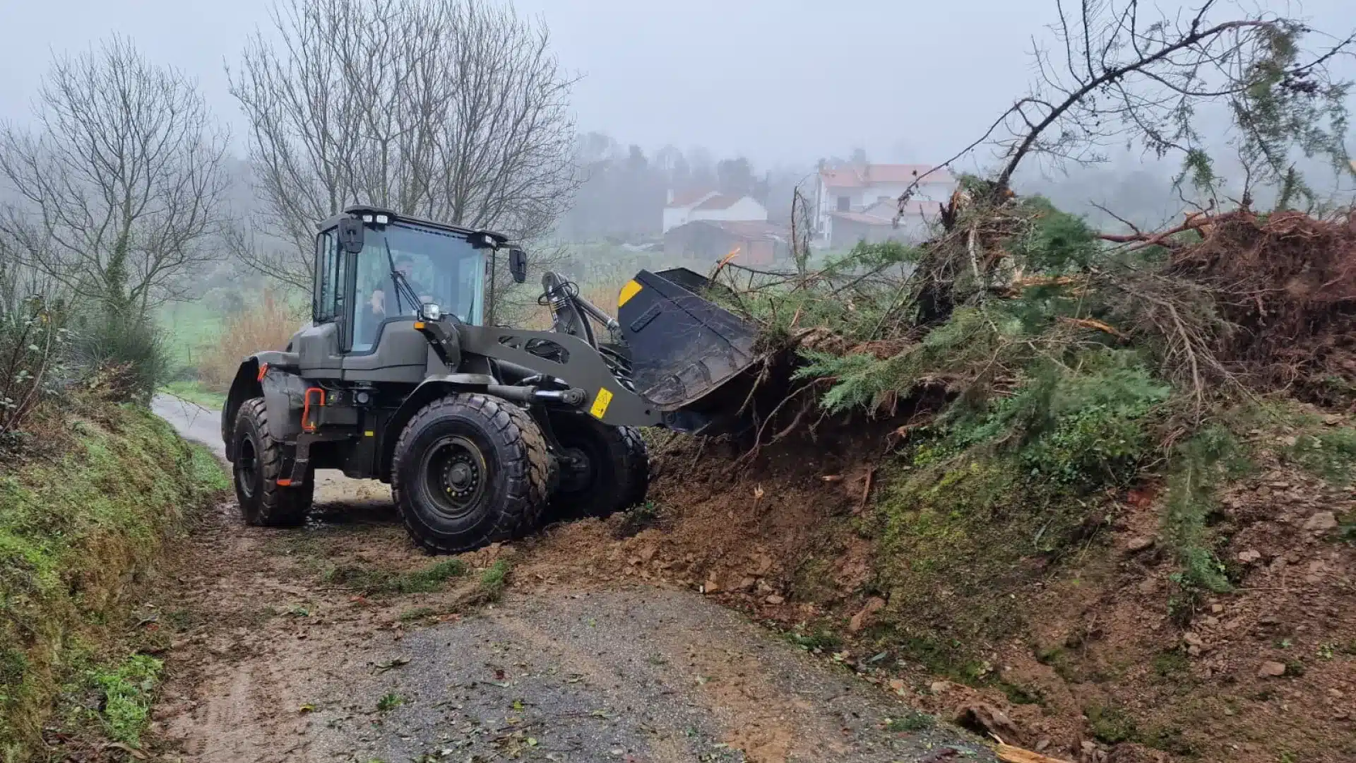 Les militaires aident à récupérer les zones dévastées par le mauvais temps. Les images.