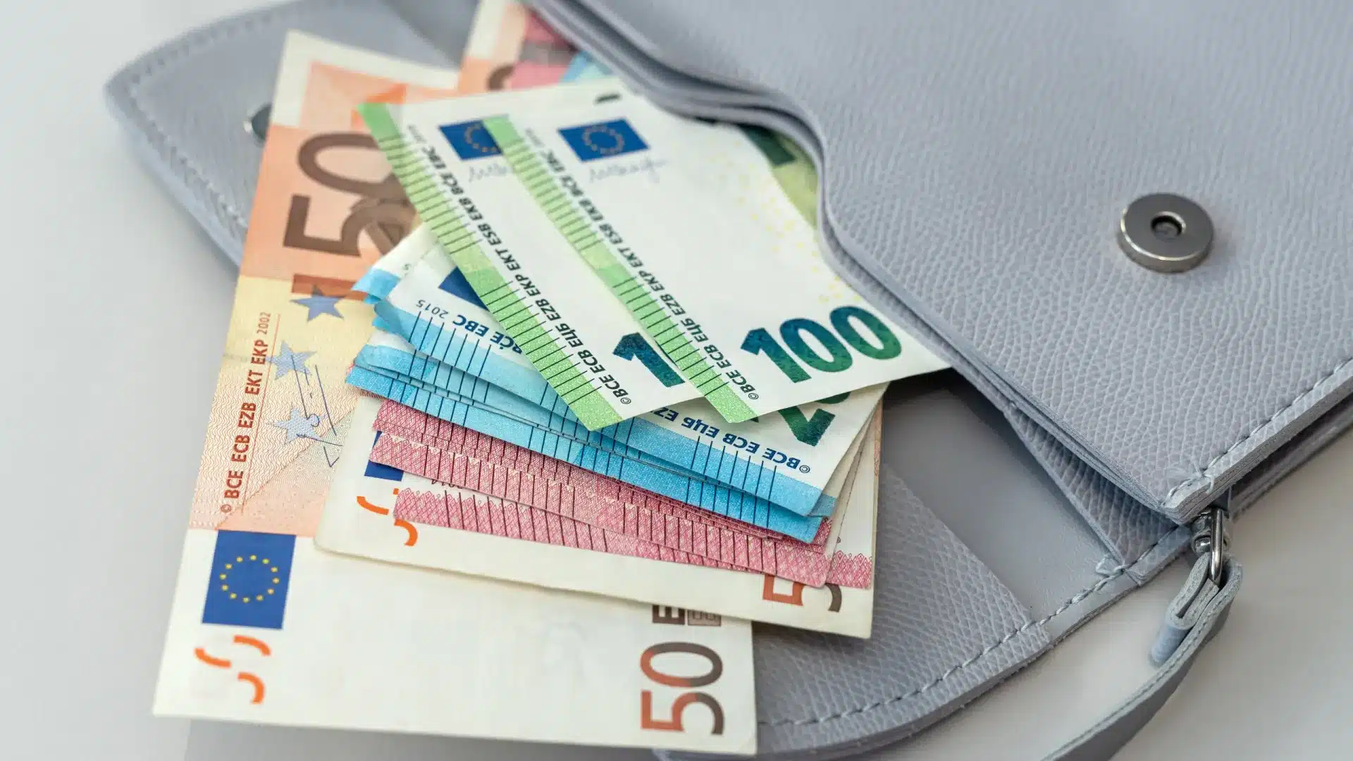 Les soutiens des banques sont de "nouveaux prêts" et peuvent aggraver "l'endettement".