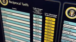 Les tarifs de Trump augmentent les coûts pour les entreprises moyennes aux États-Unis.