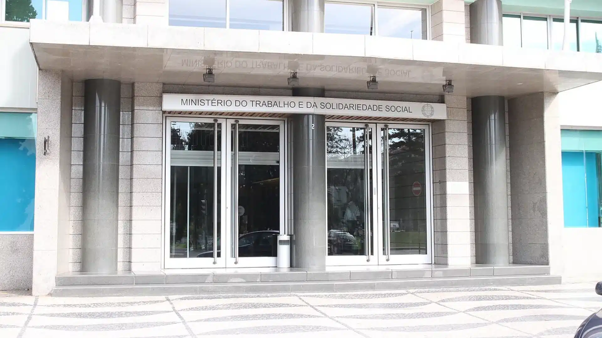 Les travailleurs en 'chômage partiel' simplifié avec 2/3 du salaire au lieu de 100%.