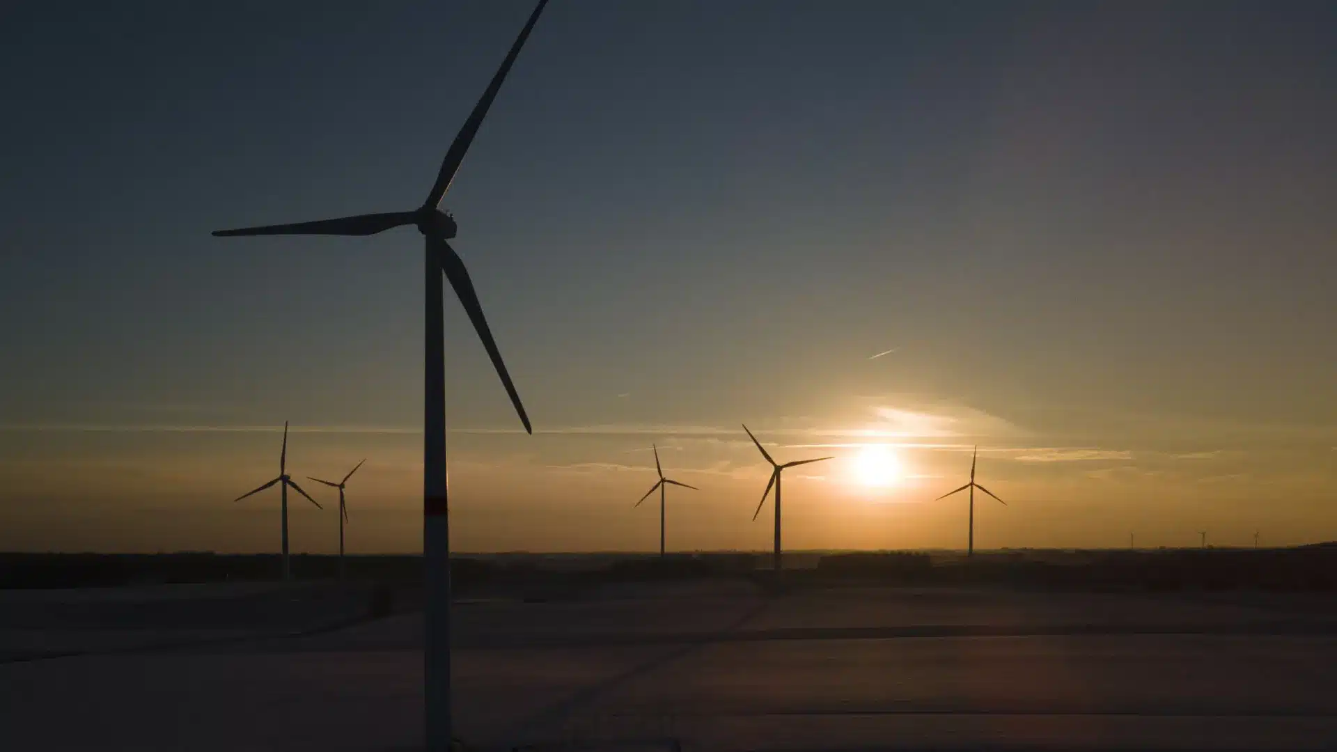 L'Europe investit 45 milliards d'euros dans l'éolien avec une mise en œuvre en deçà des objectifs.