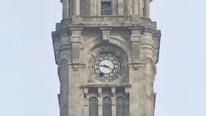 L'horloge de l'édifice de la mairie de Porto a perdu le numéro 7 à cause du mauvais temps.