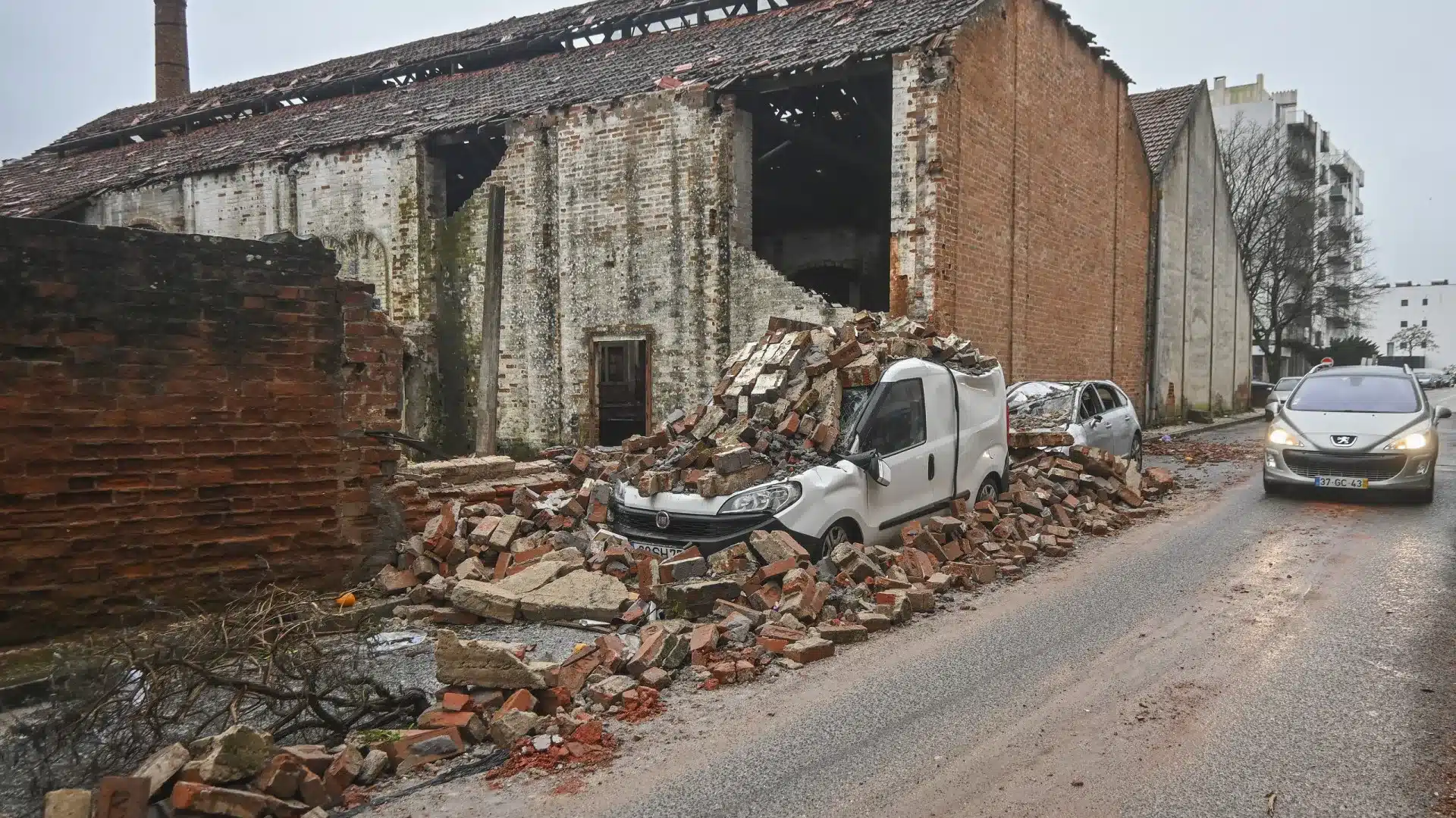 Lumière rétablie à Marinha Grande mais la majeure partie de la commune reste dans le noir.