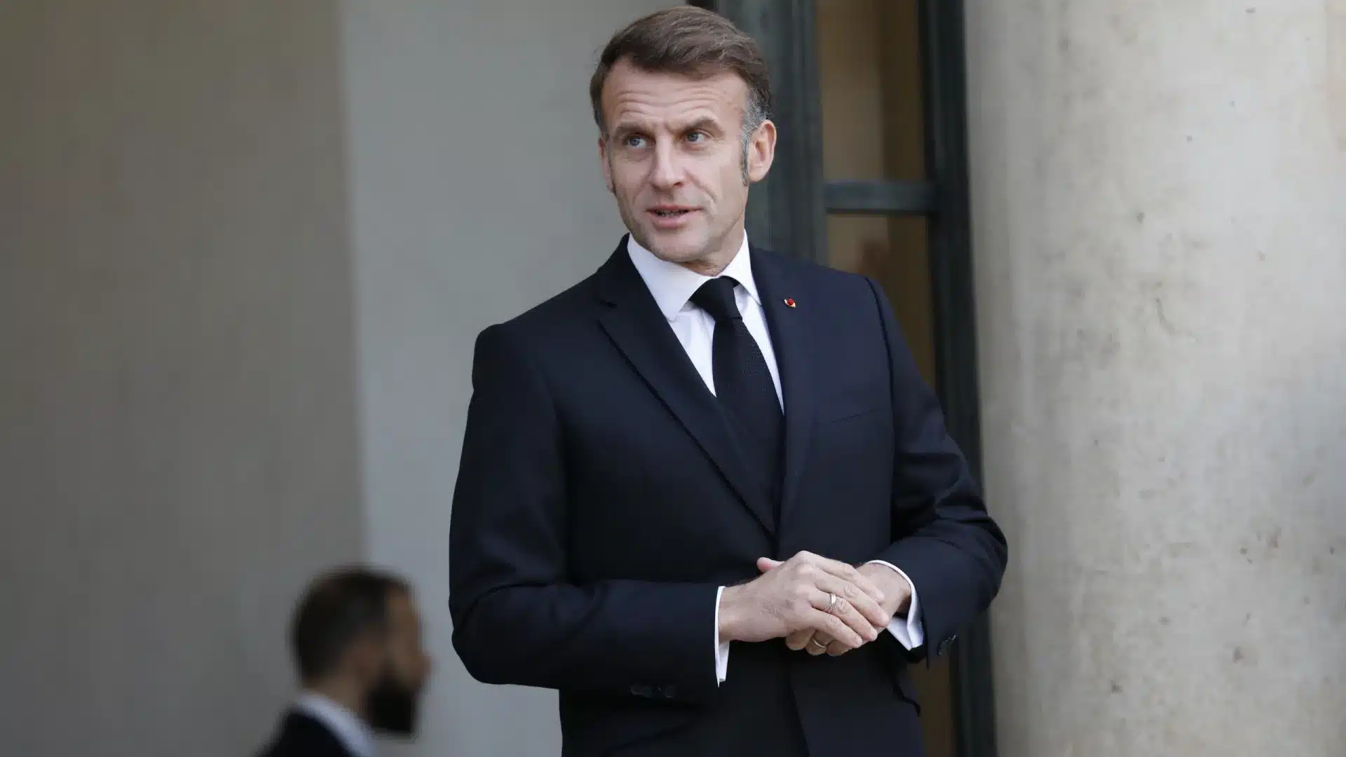 Macron loue "l'attitude responsable" de la directrice du Louvre qui a démissionné.