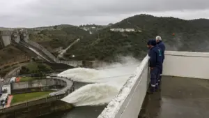 Maintient le prix en vigueur de l'eau de l'Alqueva et élimine le tarif réduit.