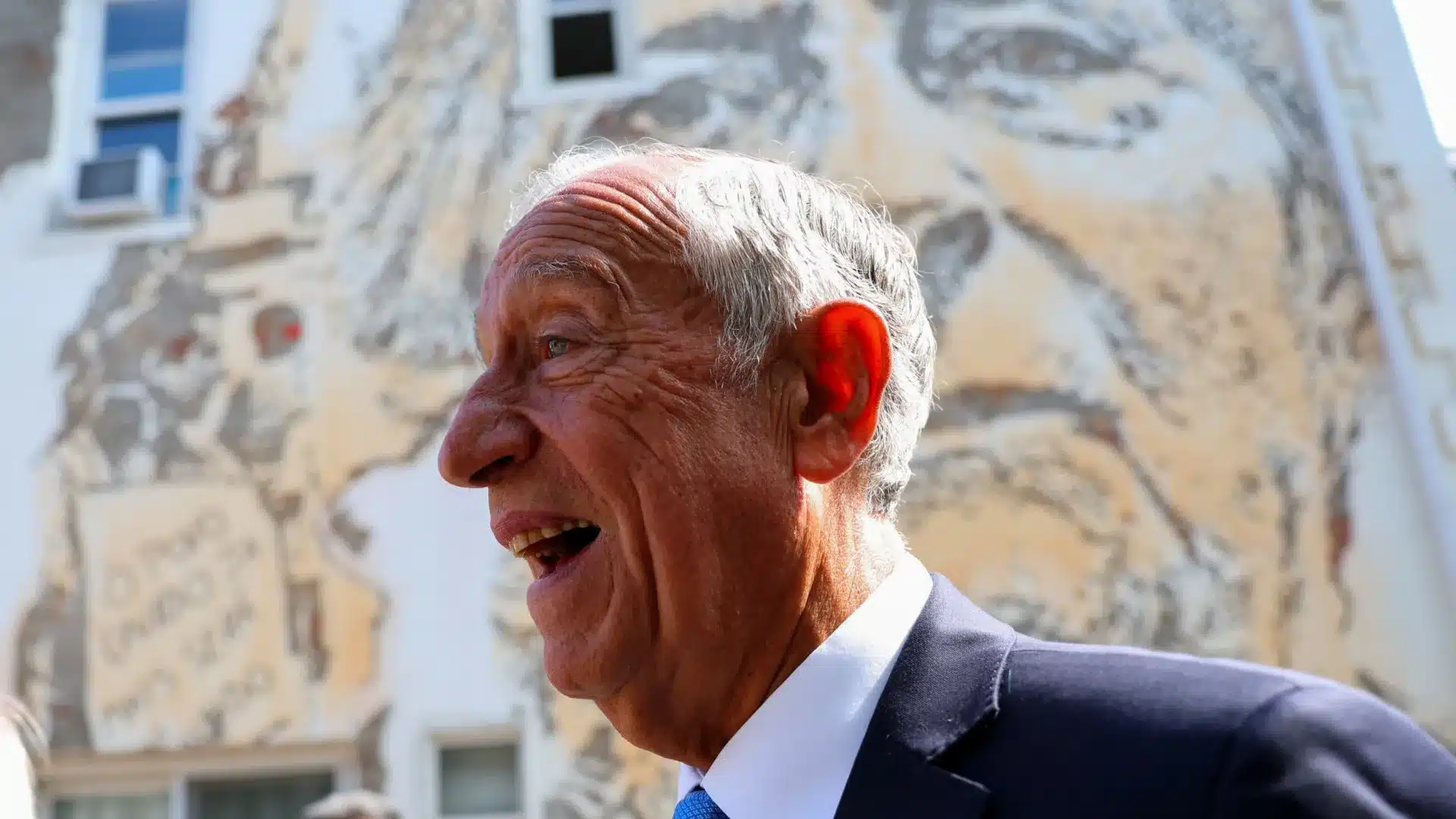 Marcelo choisit Vhils pour réaliser son portrait officiel en tant que Président.