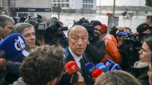 Marcelo visite des zones inondées et entend des plaintes sur le manque de nettoyage des rivières.