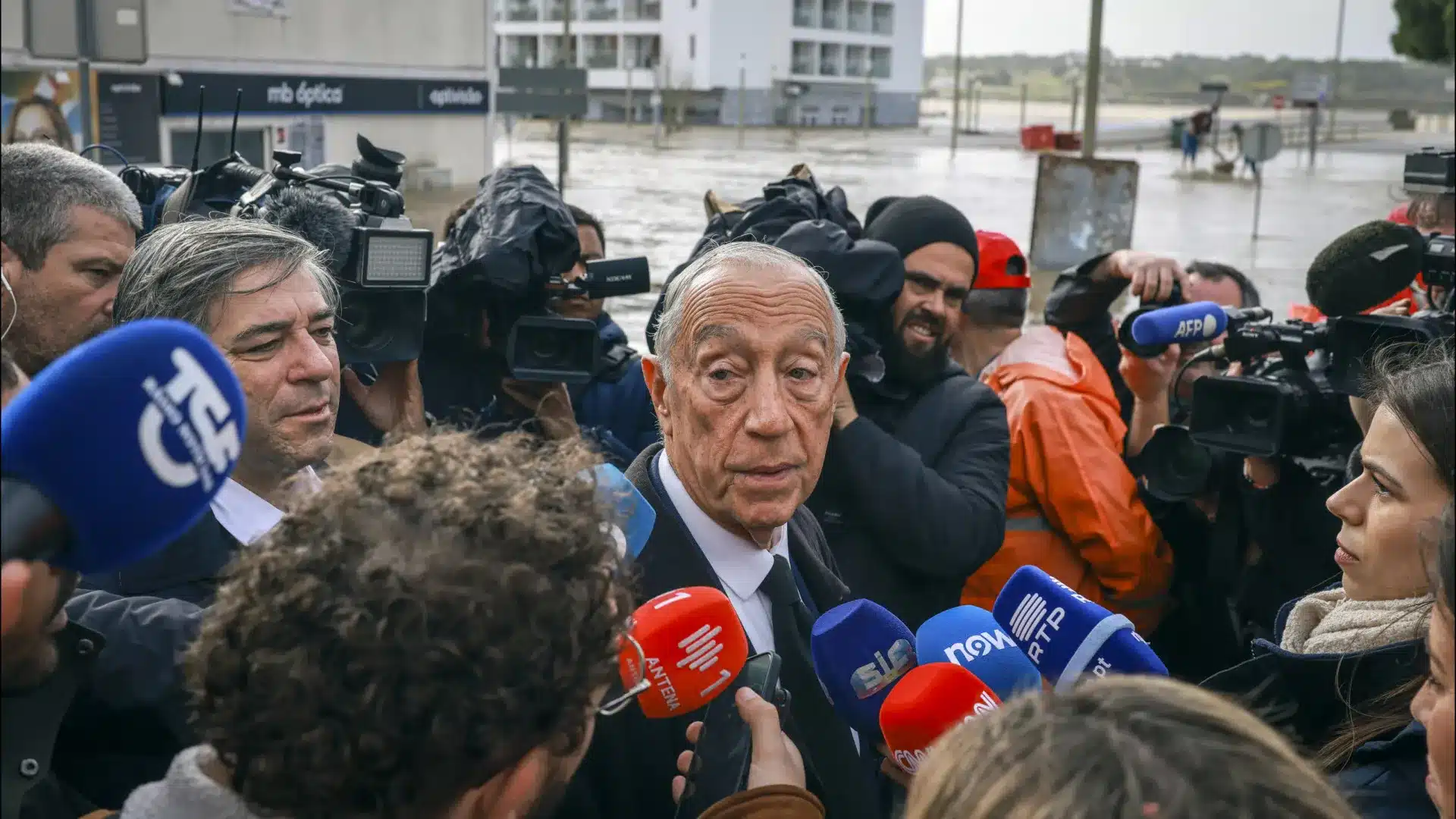 Marcelo visite des zones inondées et entend des plaintes sur le manque de nettoyage des rivières.