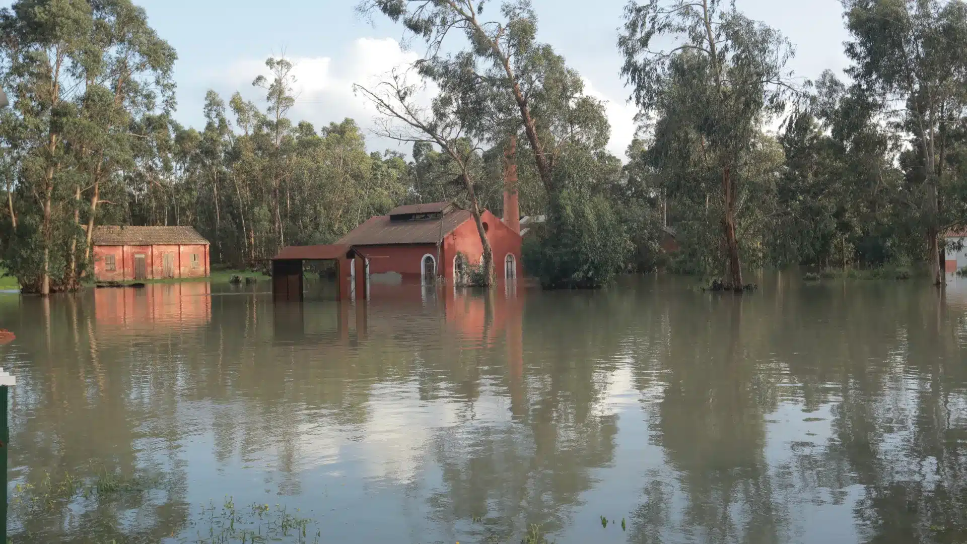Marine en alerte pour aider la population dans les zones à risque d'inondation.