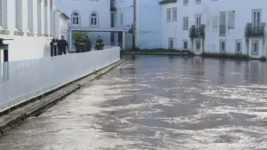 Mauvais temps. Route sous le chemin de fer de la EN10 à Tomar interdite.