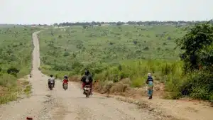 Moins de la moitié des routes nationales en Angola est goudronnée.