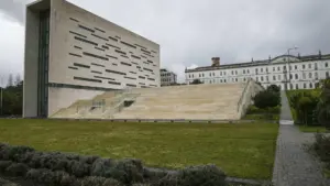 NOVA explique que les écoles ayant un nom en portugais est une "obligation légale".