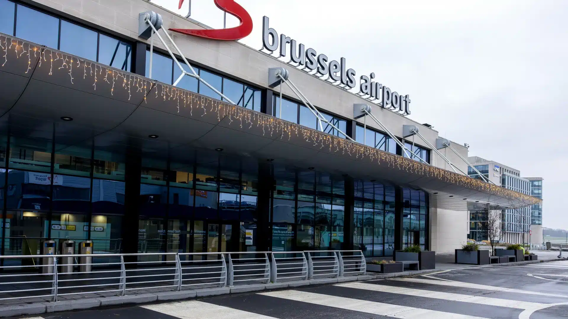 Panne des portes cause des files d'attente de deux heures à l'aéroport de Bruxelles