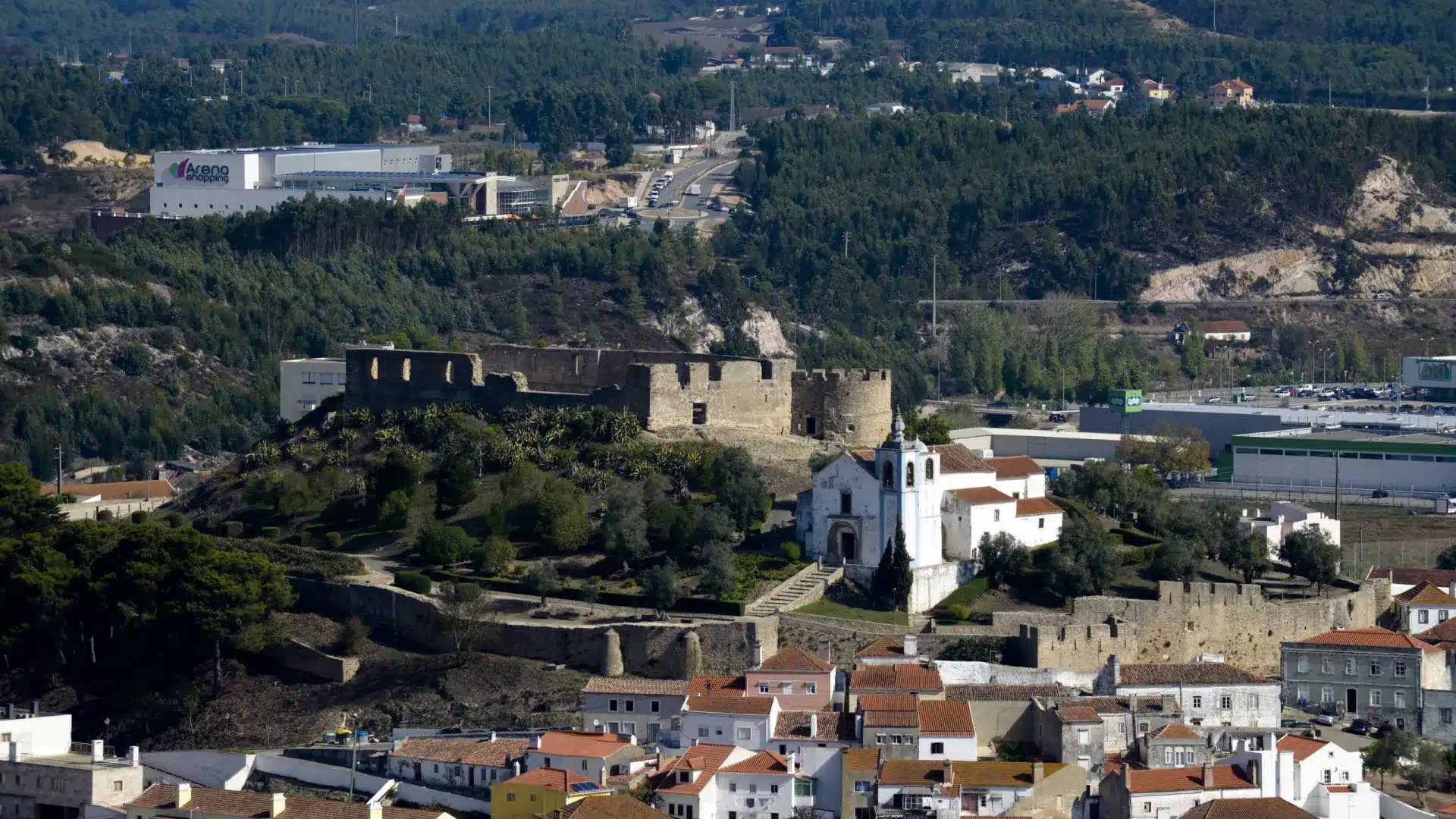 Pente du château de Torres Vedras en risque d'effondrement.