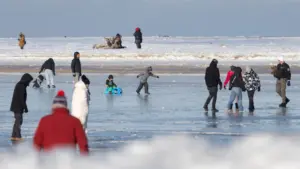 Pistes de glace en bord de mer : Vague de froid a gelé la mer dans le nord de la Pologne