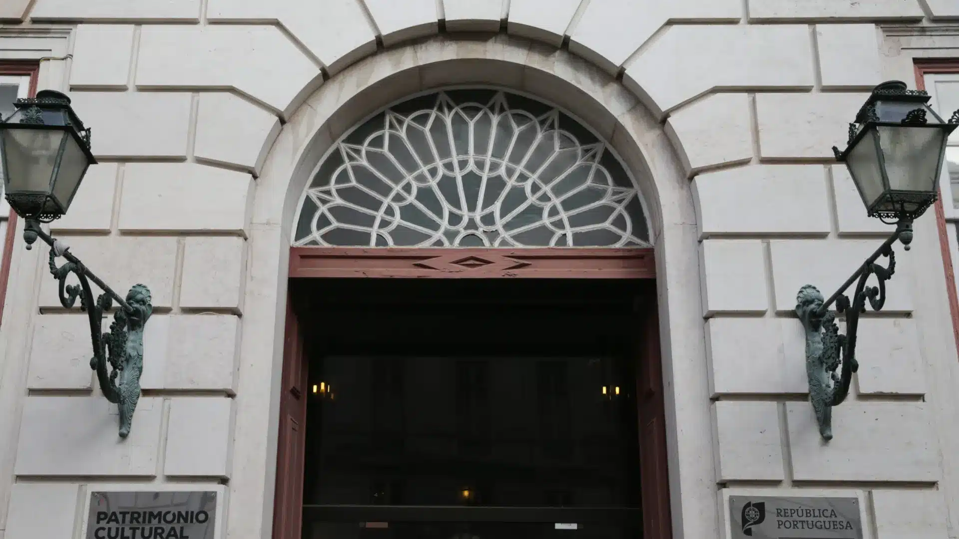 Plus de 200 artistes demandent un report du délai de soumission pour les soutiens.