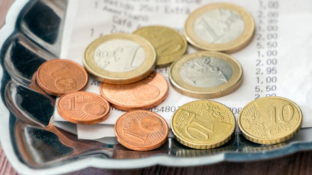 Pratique est importée: Il est obligatoire de payer un pourboire s'il est inclus dans l'addition.